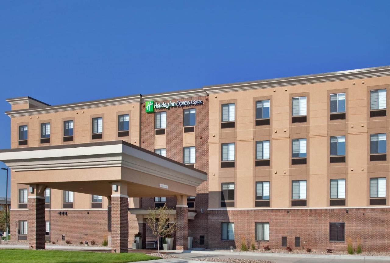 Holiday Inn Express Hotel And Suites Lincoln Airport By Ihg Exterior photo